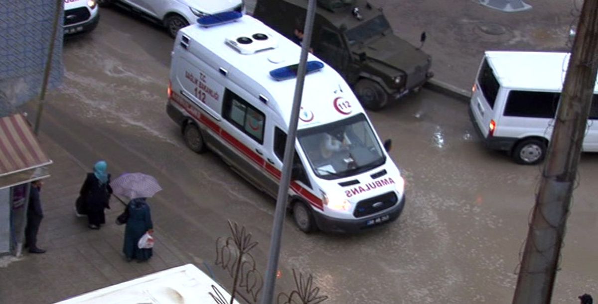 Polis Noktasına Yıldırım Düştü: 3 Yaralı