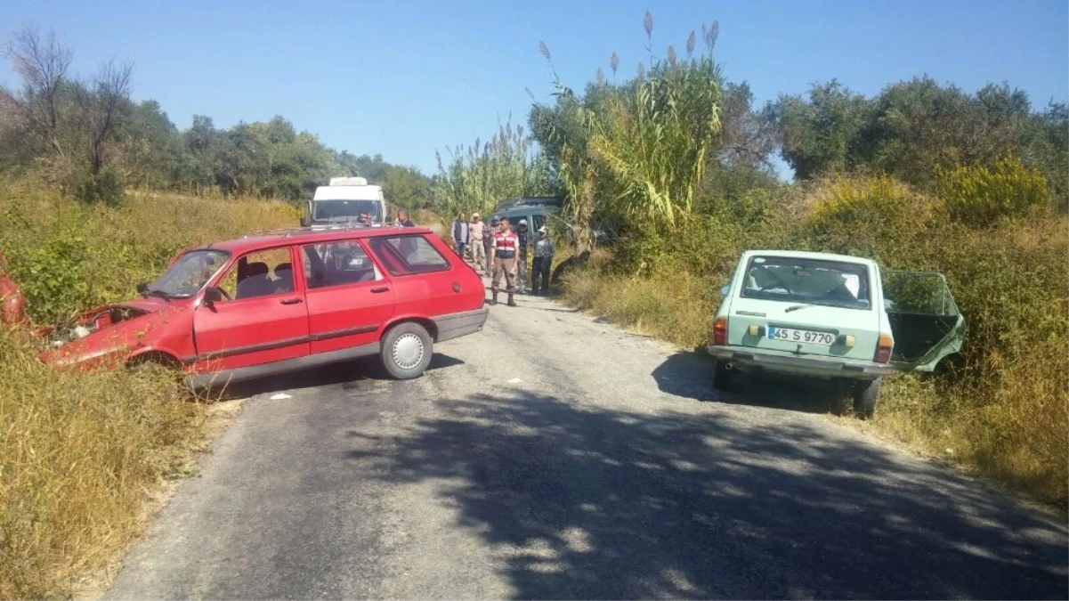Saruhanlı\'da Trafik Kazası: 3 Kişi Yaralandı