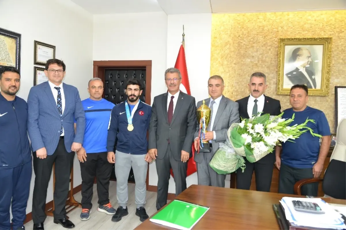 Şekersporlu Milli Güreşçi Fatih Cengiz Birincilik Kupasını Aldı