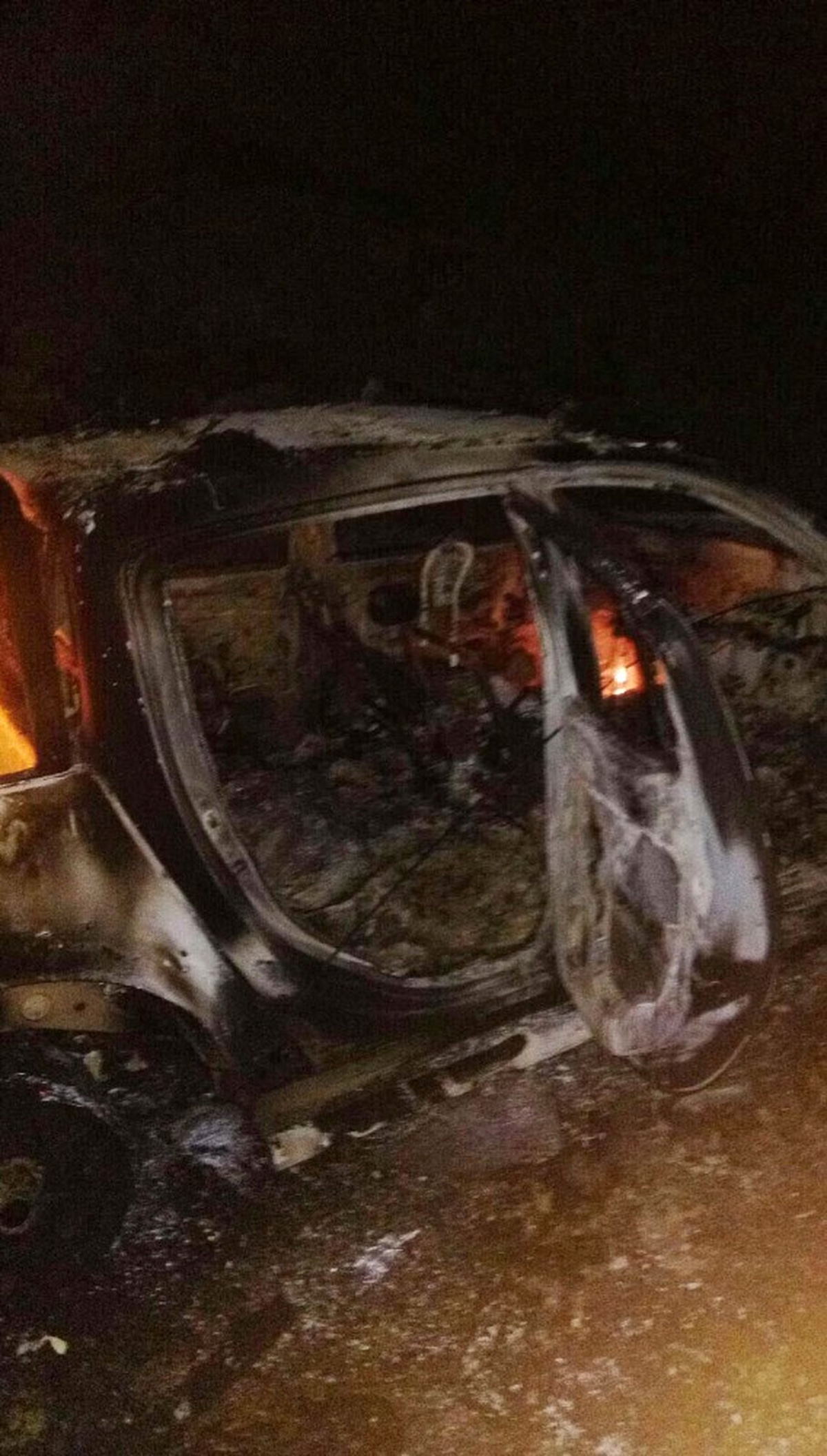 Şırnak\'ta Yol Kesen Teröristler Kaymakamlığa Ait Aracı Yaktı