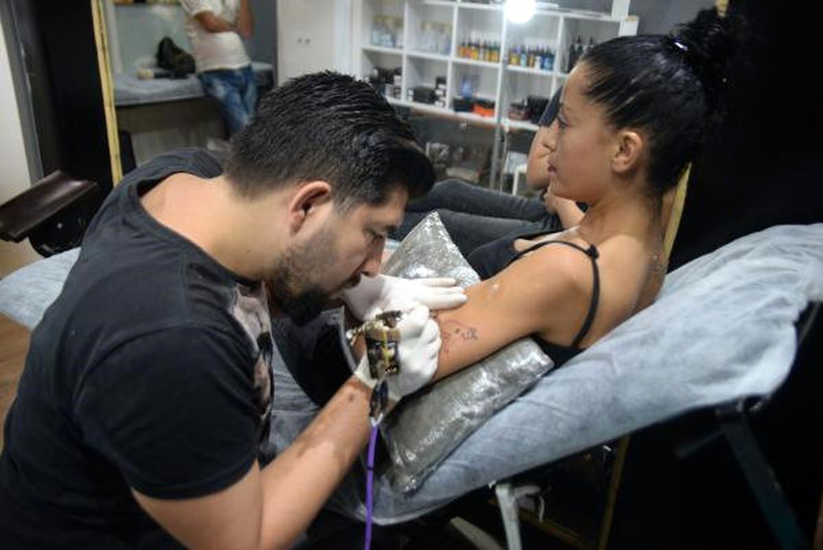 Sokakta Hayvan Besleyene Ücretsiz Dövme