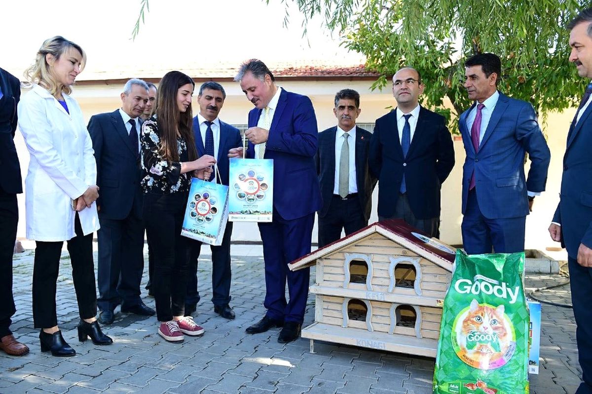 Sosyal Medyadan Başkana Ulaşan Öğrenci Kedilerini Kurtardı