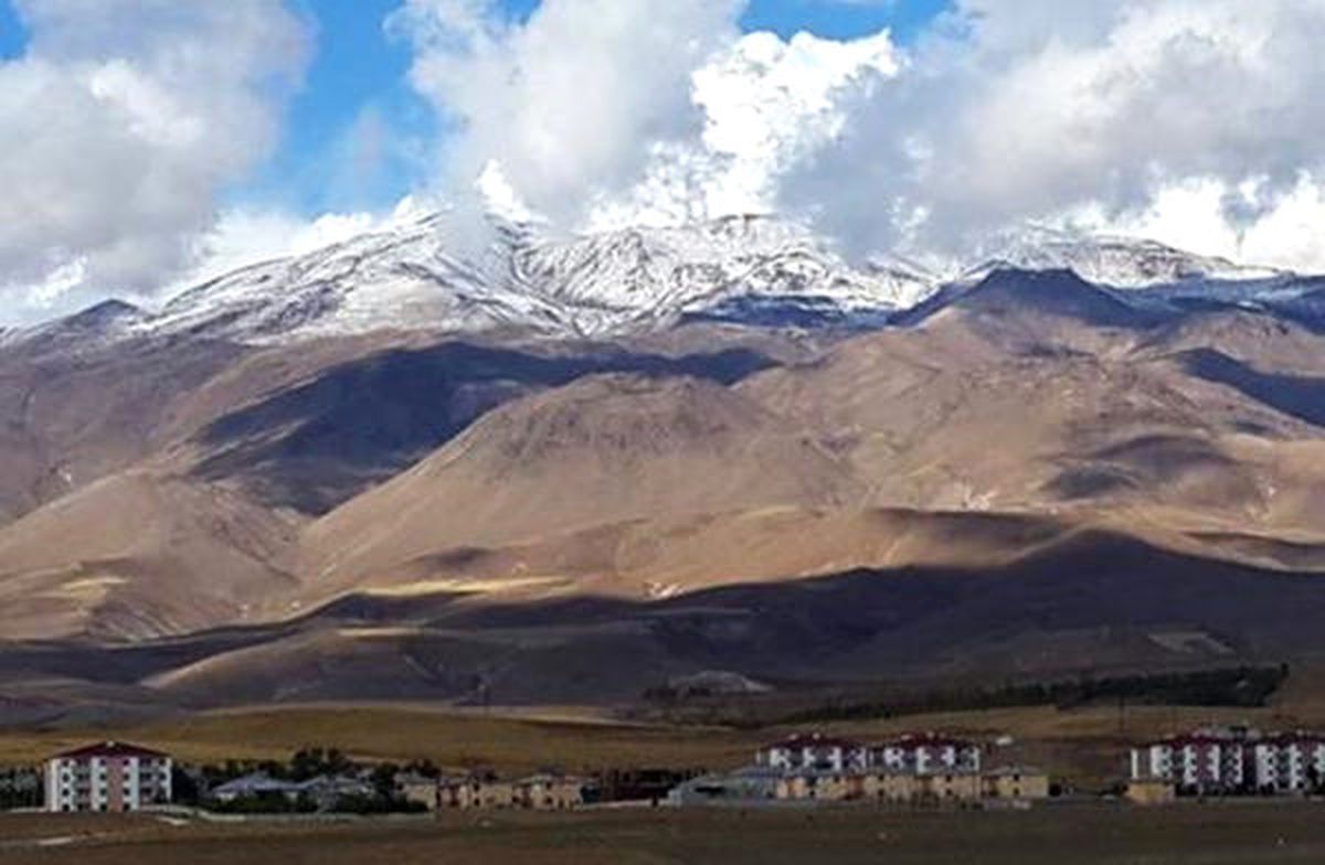 Süphan Dağı\'na Mevsimin İlk Karı Yağdı