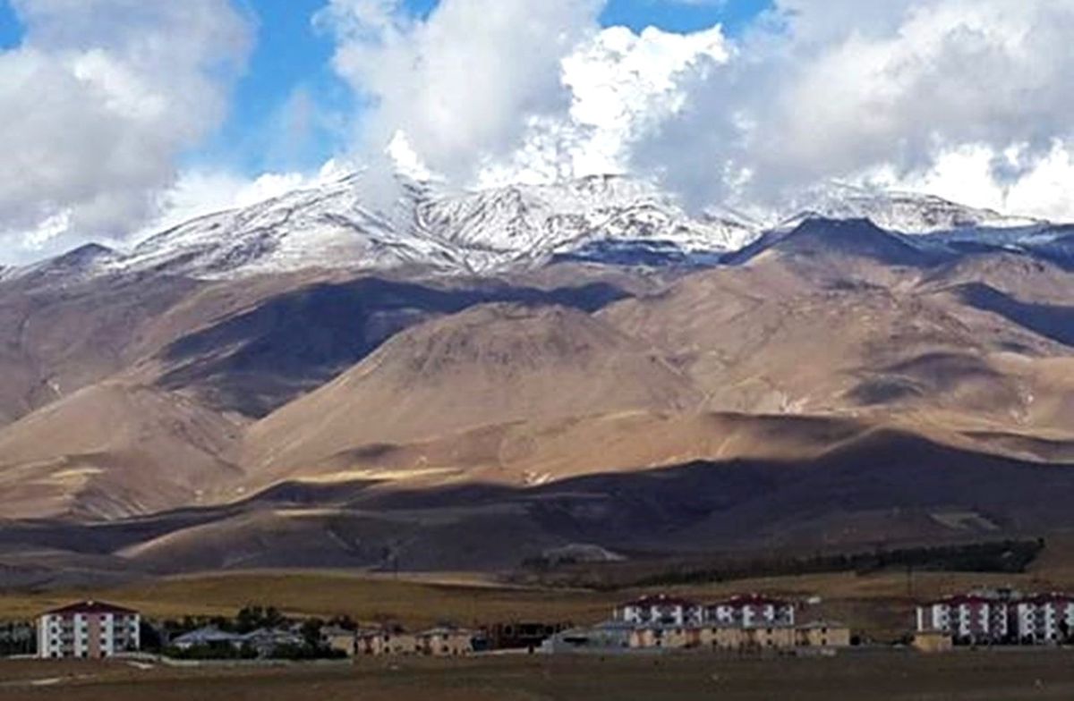 Süphan Dağına Mevsimin İlk Karı Yağdı