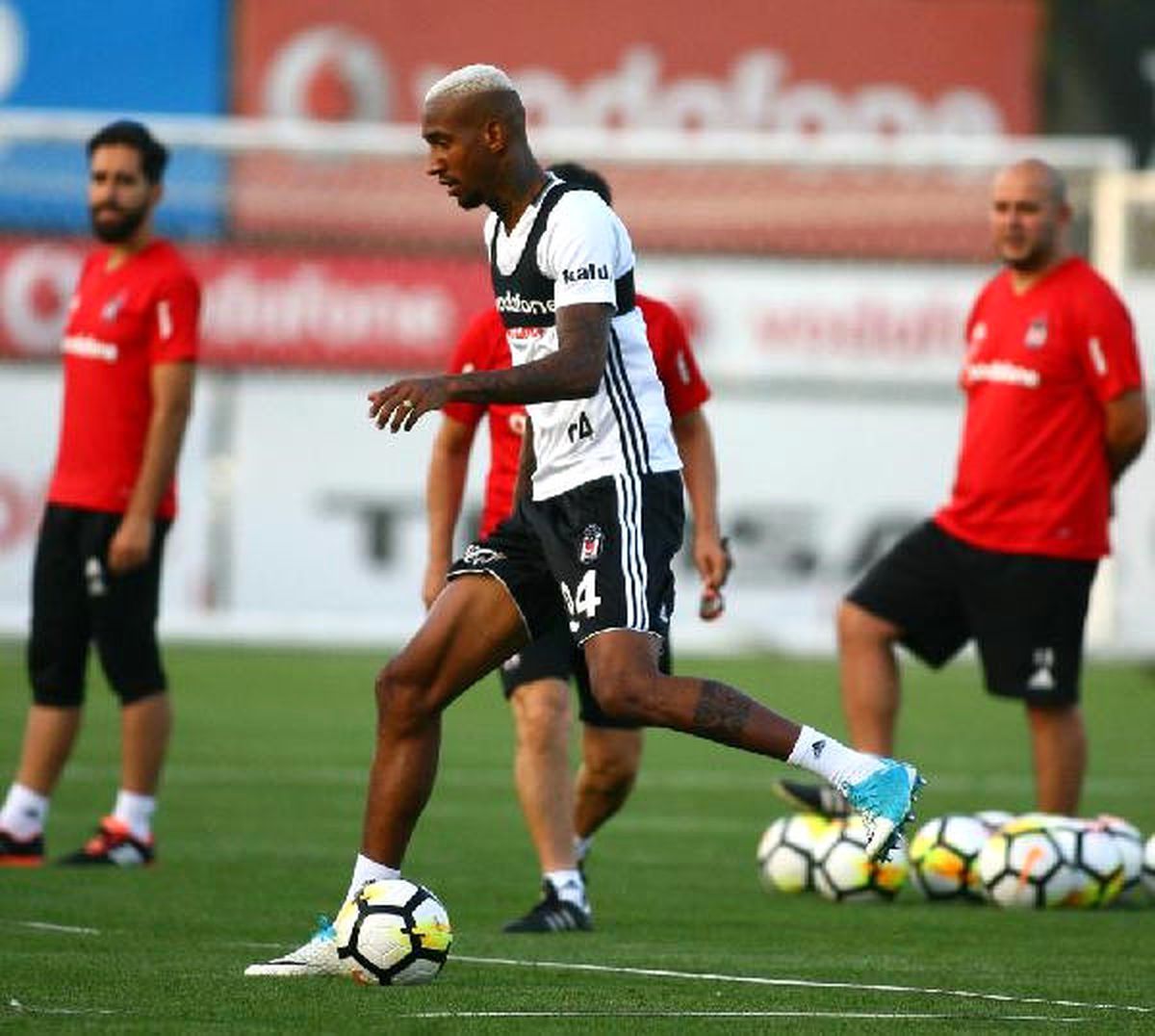 Talisca Şampiyonlar Ligi\'ne Bağlı
