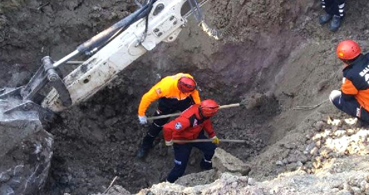 Tarlasında Su Kuyusu Açan Kepçe Operatörü, Göçüğün Altında Can Verdi