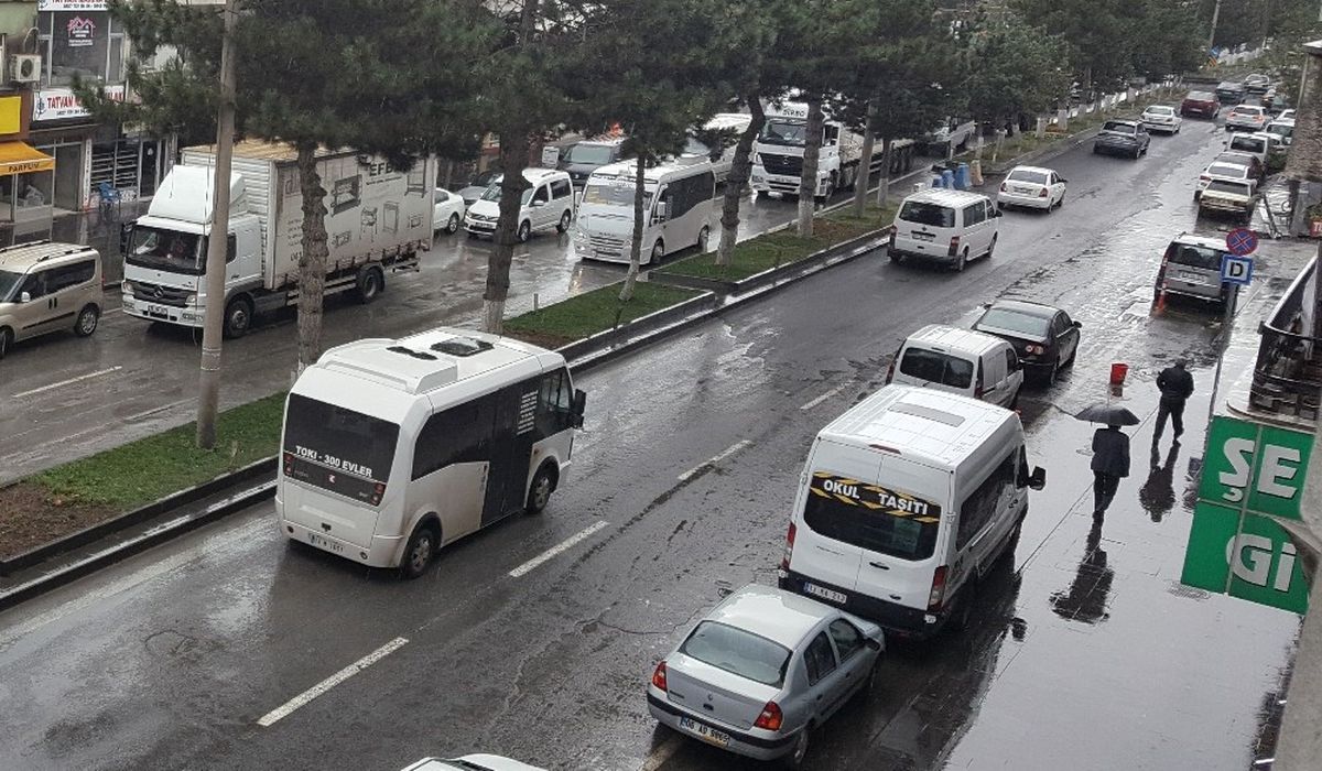 Tatvan\'da Sağanak Yağış Etkili Oluyor