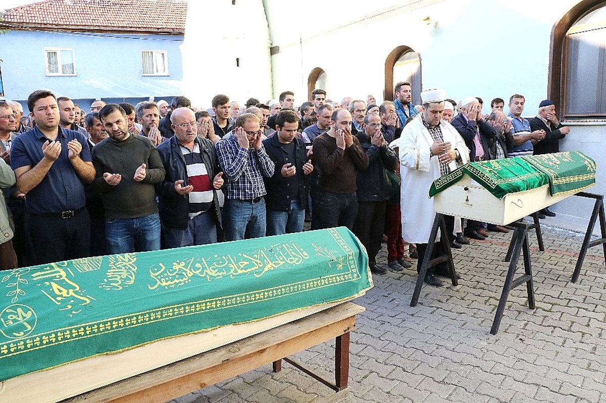 Trafik Kazasında Hayatlarını Kaybeden Kardeşler Toprağa Verildi