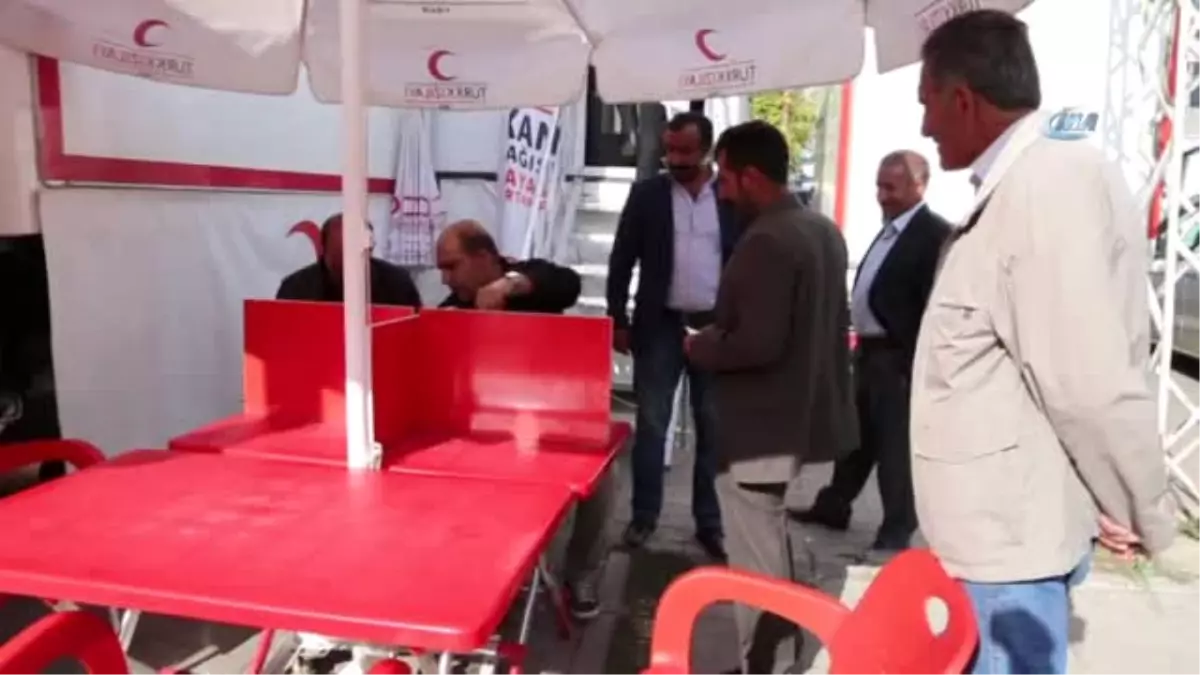 Türk Kızılay Tırı Varto\'da Kan Toplamaya Başladı