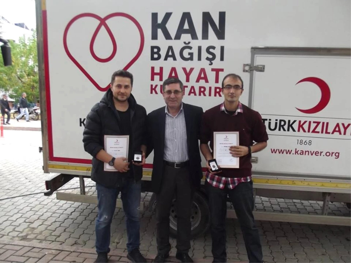 Türk Kızılayına Kan Bağışında Bulunan 43 Kişiye Madalya