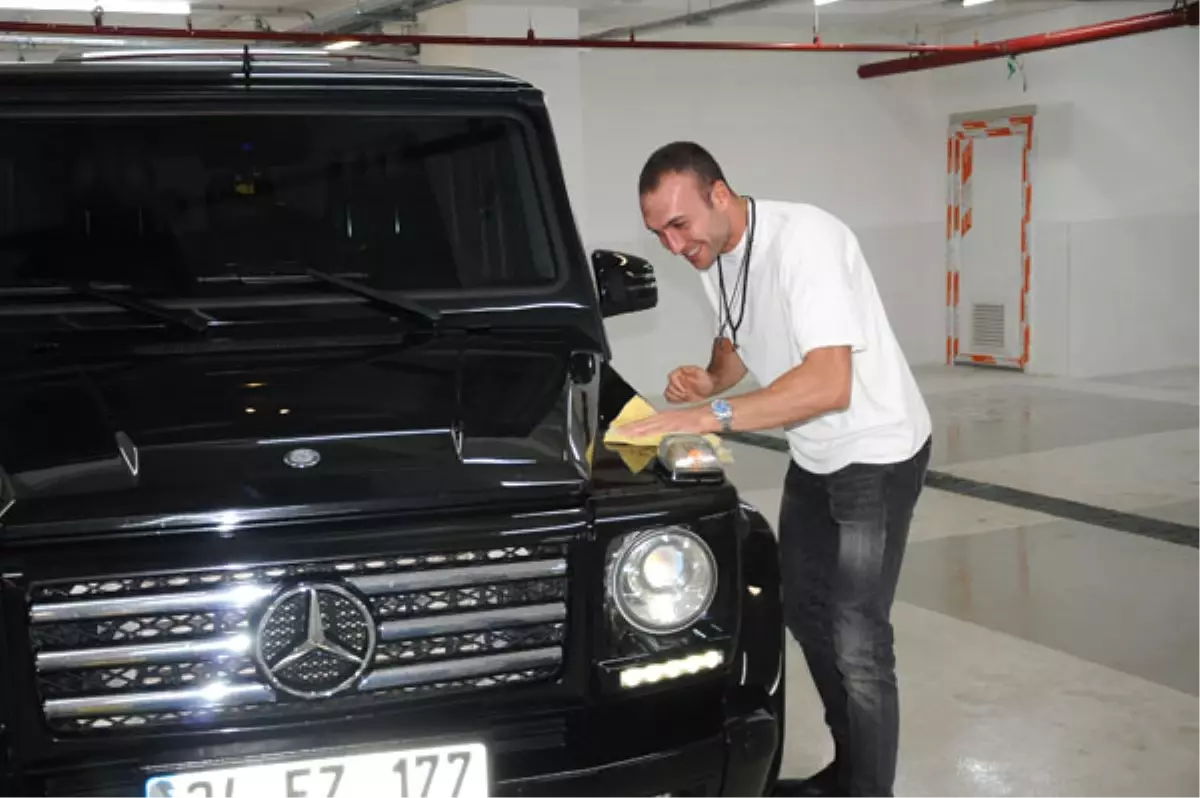 Ünlü Oyuncu Görkem Sevindik, Boş Zamanlarında Oto Yıkamacılık Yapıyor