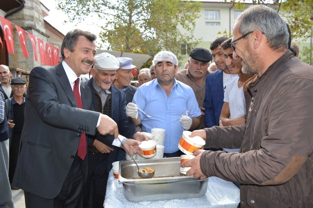 Yenişehir Belediyesi\'nden 2 Bin 500 Kişiye Aşure