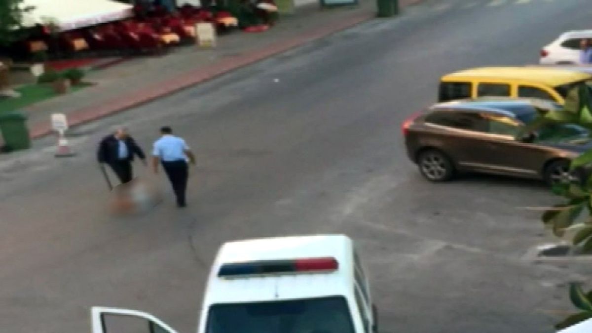 Yerdeki Kadına Polisten Şok Müdahale