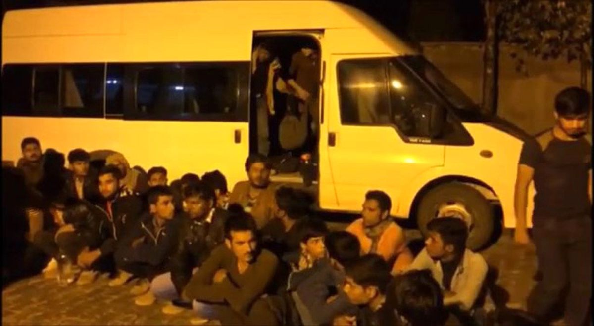 15 Kişilik Minibüsten 54 Kaçak Göçmen Çıktı