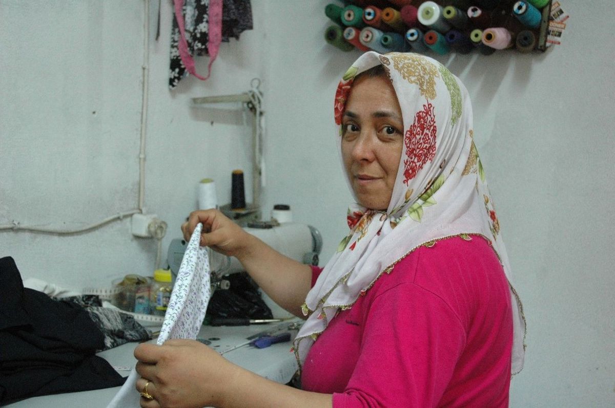 3 Dikiş Makinesiyle 3 Çocuk Okutuyor
