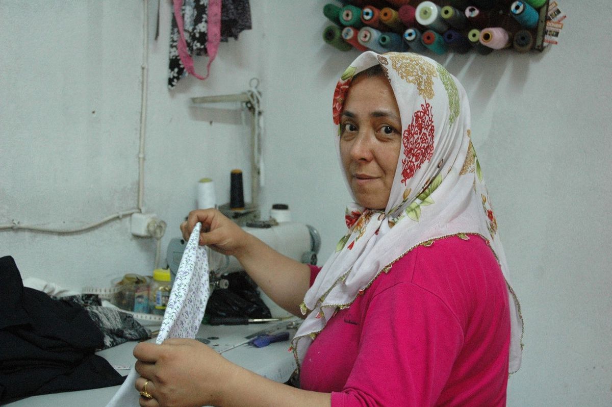 3 Dikiş Makinesiyle 3 Çocuk Okutuyor