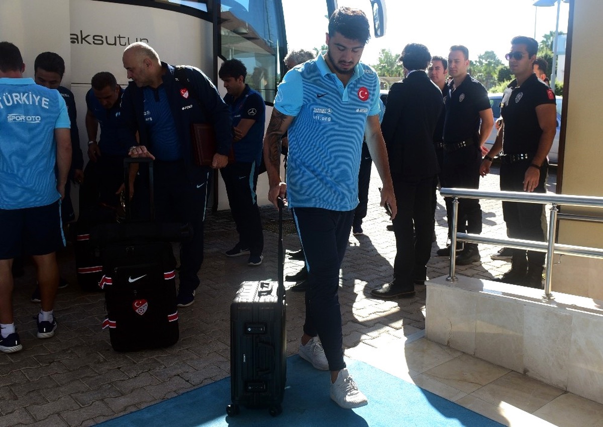 A Milli Futbol Takımı Antalya\'dan Ayrıldı