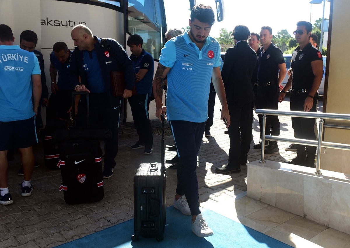 A Milli Futbol Takımı Antalya\'dan Ayrıldı
