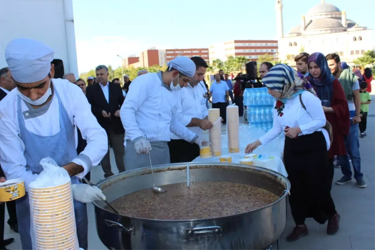 Adıyaman Üniversitesinde 3 Bin Kişilik Aşure Dağıtıldı