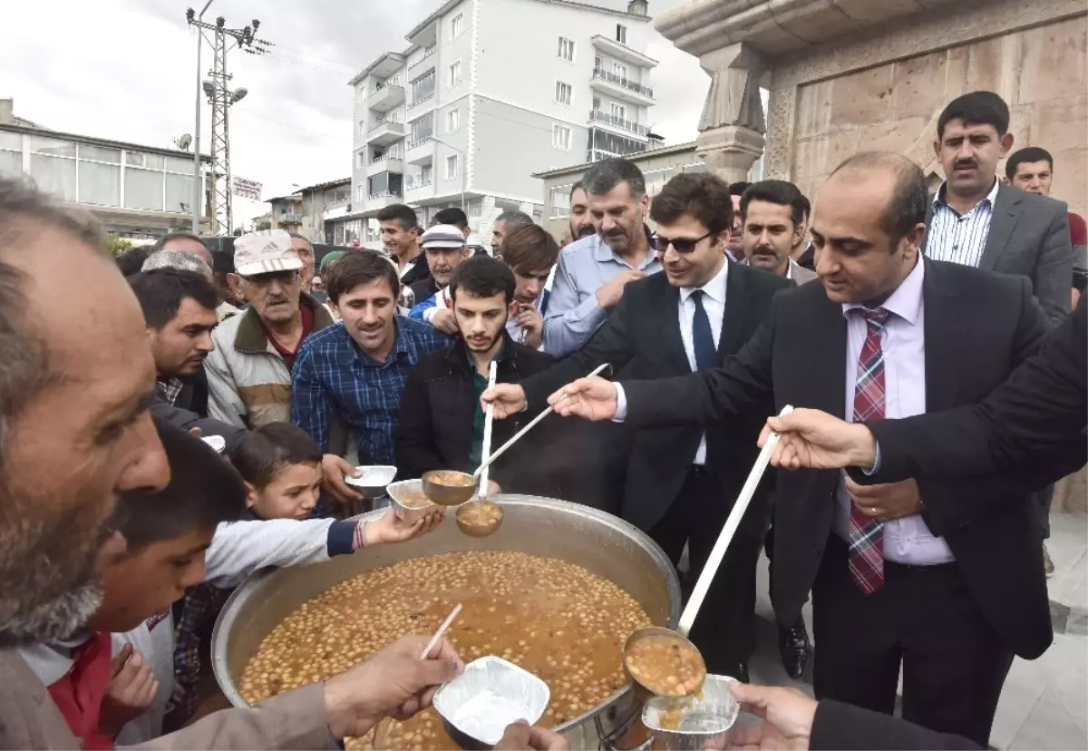 Ahlat\'ta Bin Kişilik Aşure Dağıtıldı