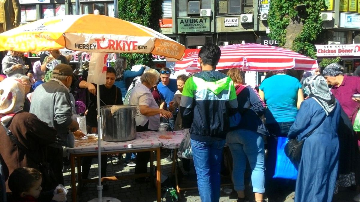 AK Parti Edremit Kadın Kollarından Aşure Hayrı
