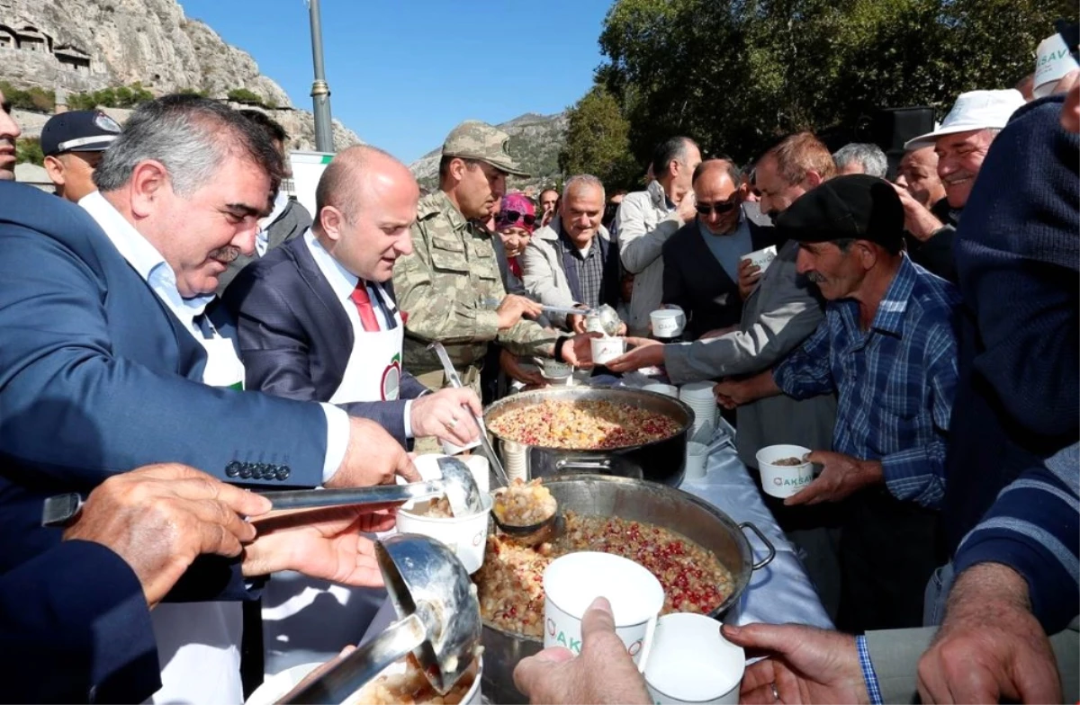 Amasya\'da Yöneticiler Aşure Dağıttı