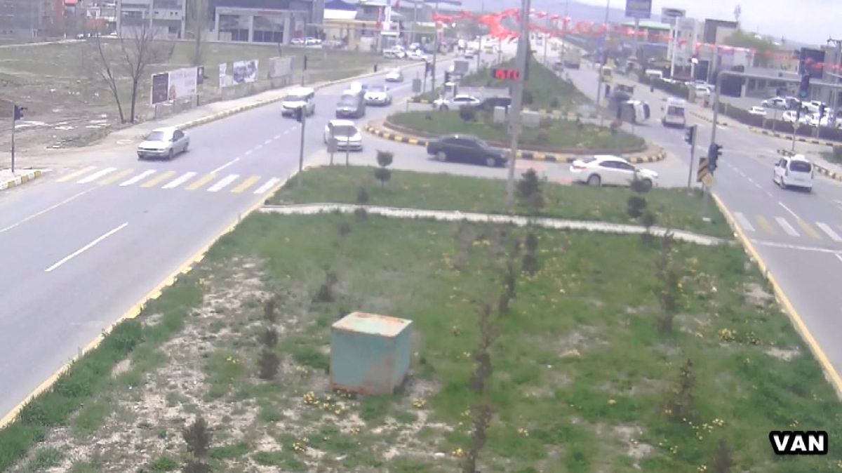 Ambulans, Kazaya Karışmaktan Son Anda Kurtuldu