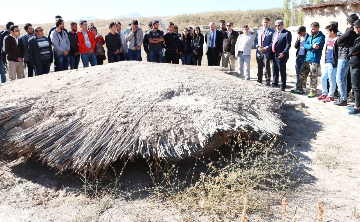 Arkeoloji Öğrencileri, İlk Derslerini Kazı Alanında İşledi