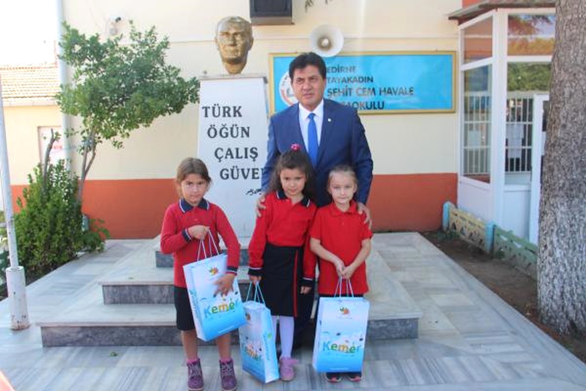 Atatürk Islanmasın Diye Büstüne Şemsiye Tutan Öğrenciler Ödüllendirildi
