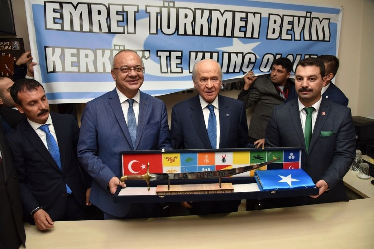 Bahçeli\'ye Kılıç Hediye Edildi
