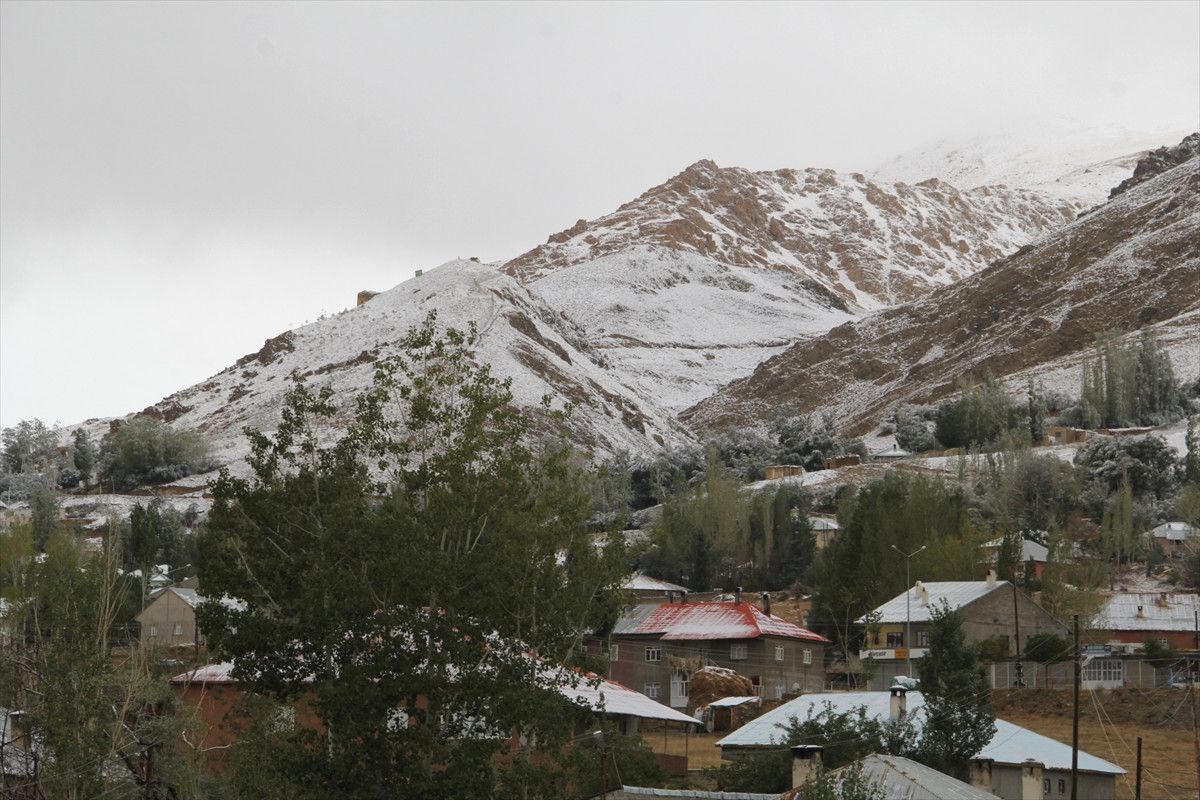 Başkale\'de Mevsimin İlk Karı Yağdı