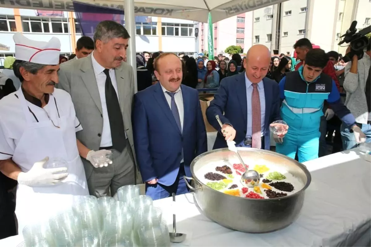 Başkan Çolakbayrakdar, Öğrencilere Aşure Dağıttı