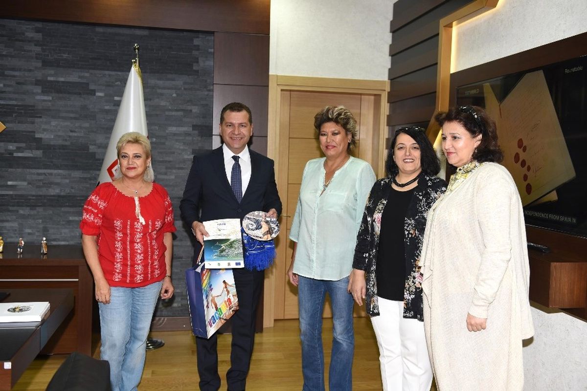 Başkan Yılmaz, Romanyalı Öğrencilere İngilizce Sunum Yaptı