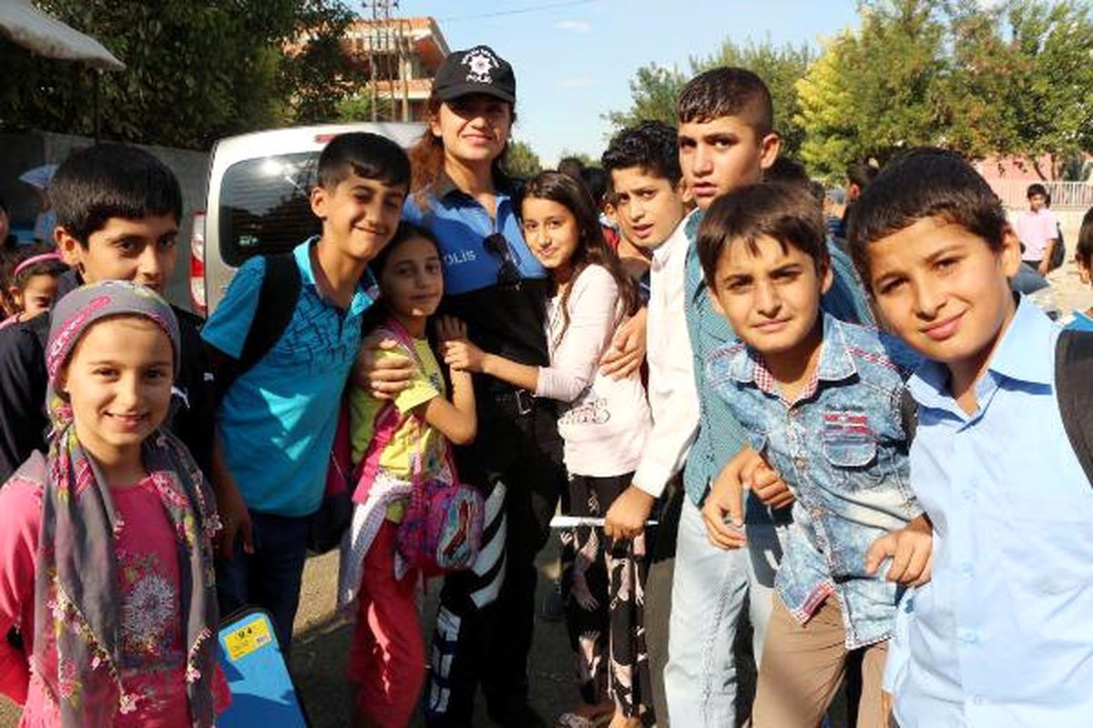 Batman\'daki Öğrenciler Okullarda Asayiş Denetimi Yapan Polislerle