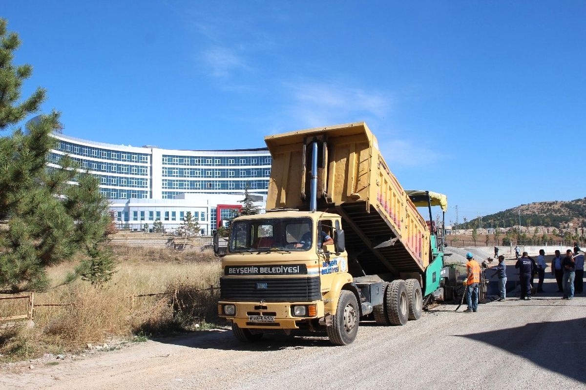 Beyşehir\'de Yeni Hastane Yolunda Sıcak Asfalt