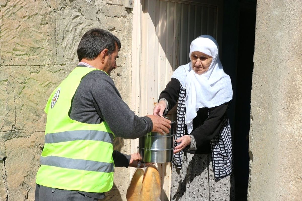 Bitlis\'te Yaşlı ve Kimsesizlere Sıcak Yemek Dağıtımı