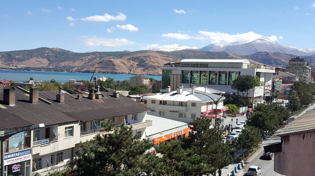 Bitlis\'te Yüksek Kesimlere Yılın İlk Karı Yağdı