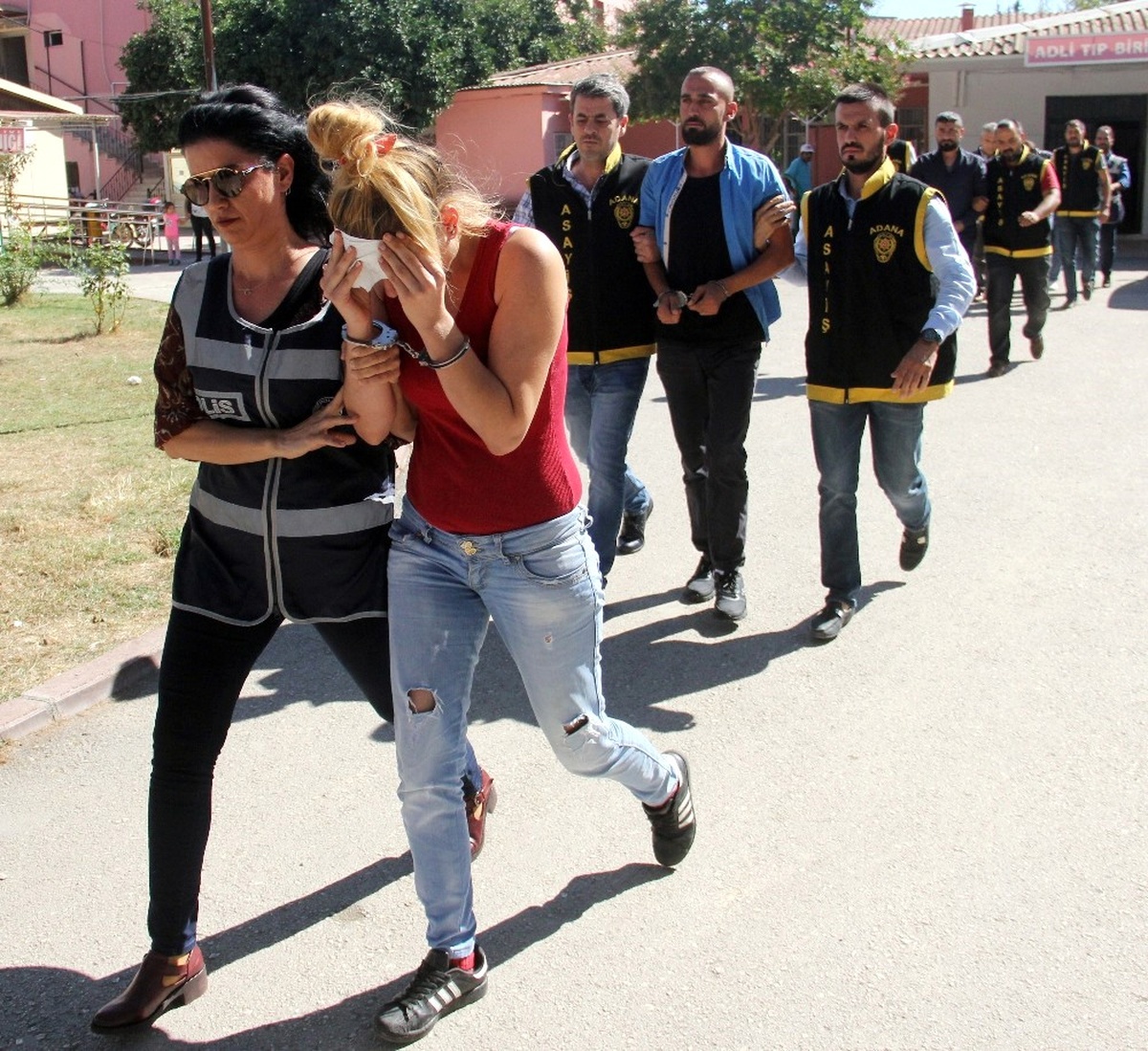 Borcunu Almak İçin Sosyal Medyadan Sevgilisiyle Tuzak Kurdu