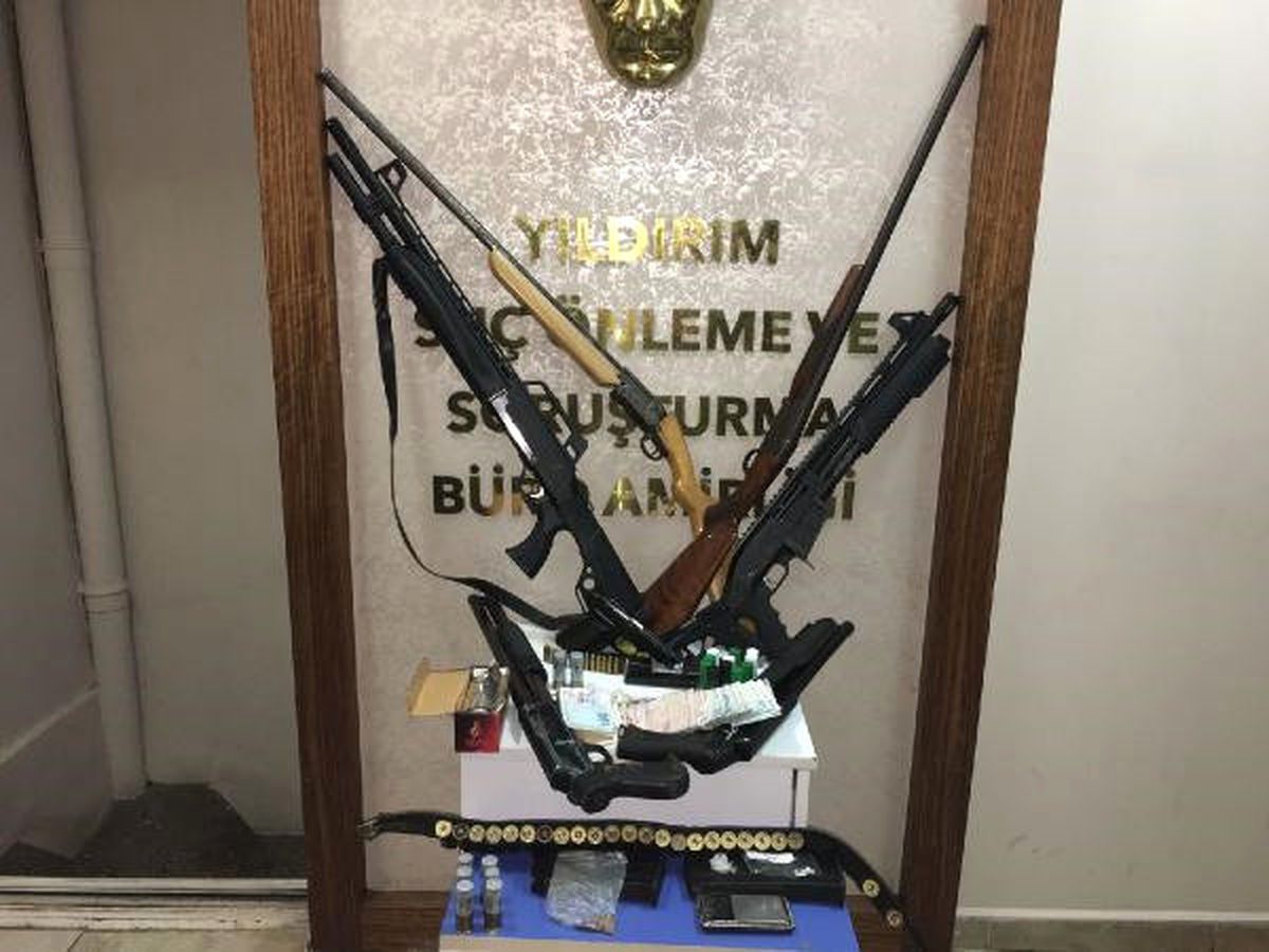 Bursa\'da 3 Farklı Adrese Silah ve Uyuşturucu Baskını