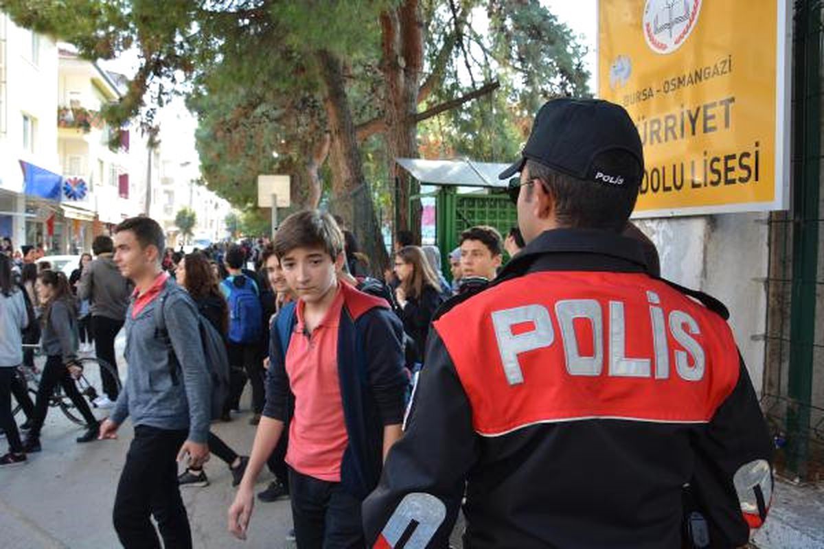 Bursa\'da Okul Önlerinde Polis Denetimi