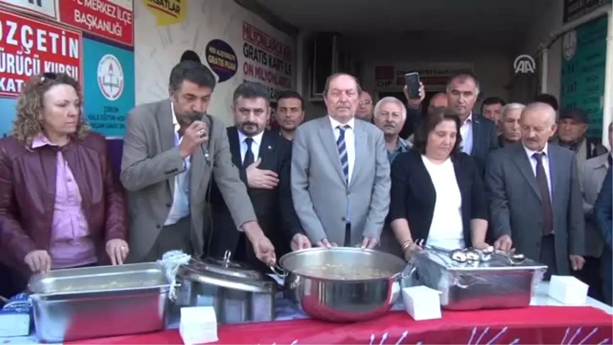 CHP İl Başkanlığı Aşure Dağıttı