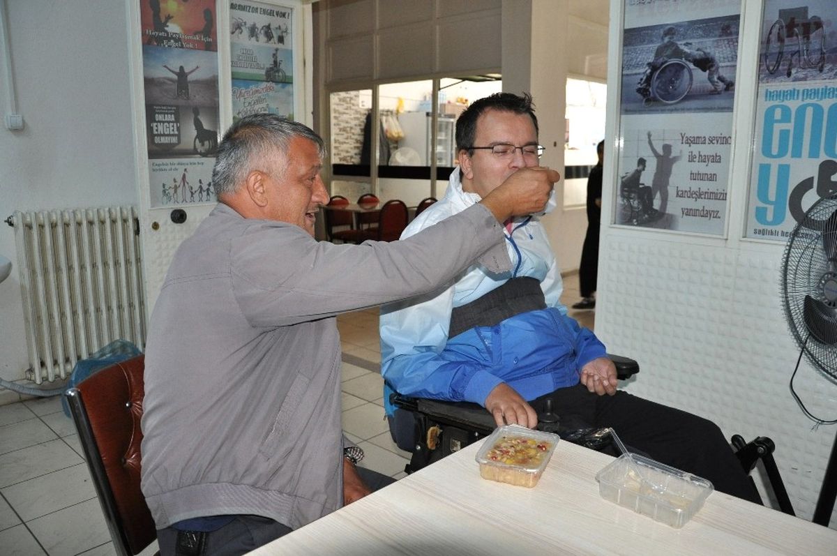 Dikensiz Gülleri Koruma ve Yaşatma Derneği Aşure Dağıttı