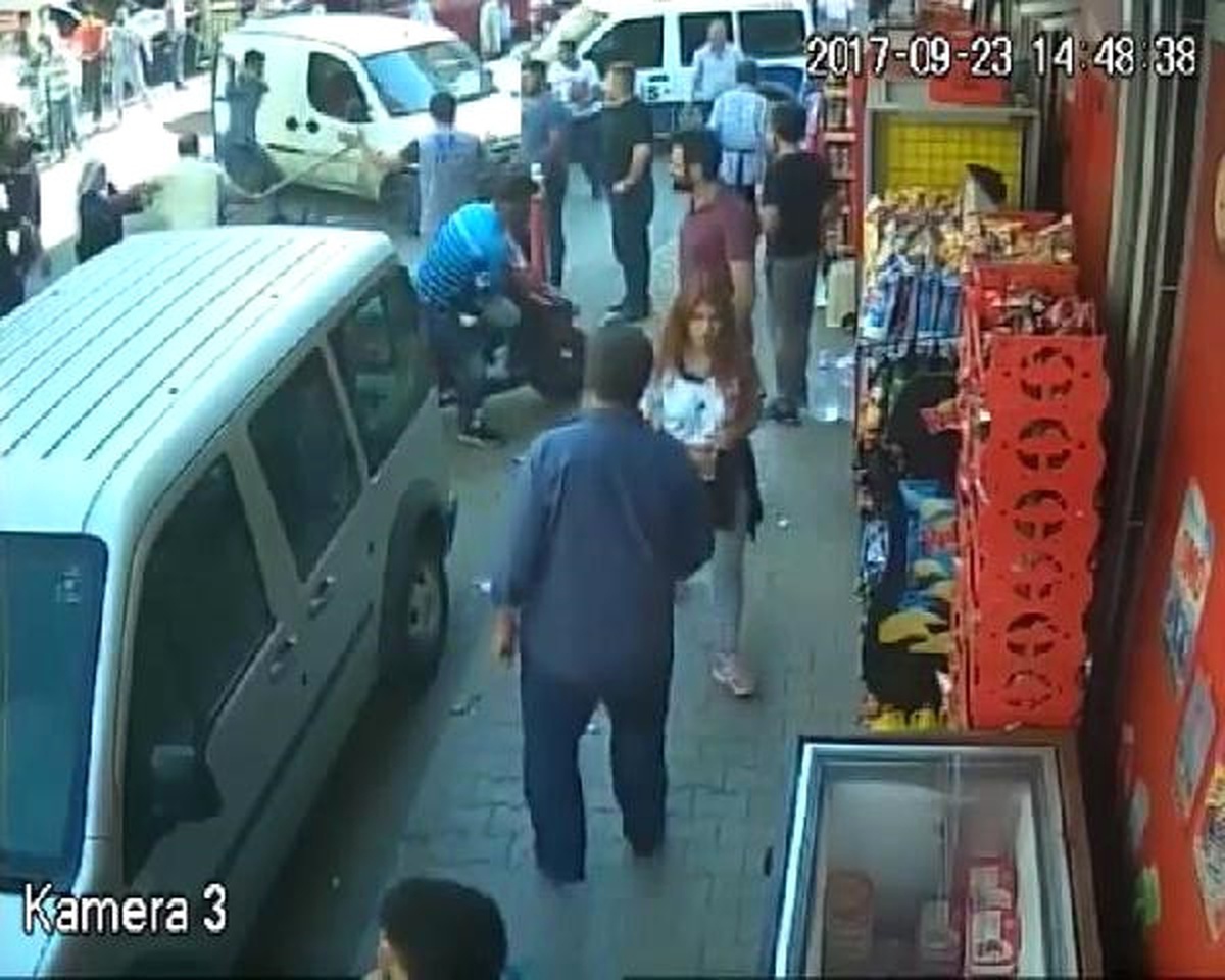 Esenler\'de Araca Kazma, Sopa ve Taşlarla Böyle Saldırdılar