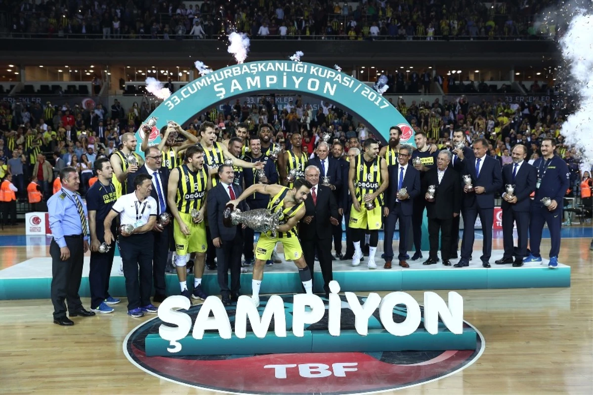 Fenerbahçe, Kupasını Fahri Kasırga ve Osman Aşkın Bak\'ın Elinden Aldı