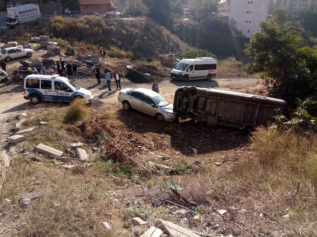 Freni Boşalan Okul Servisi Boş Araziye Devrildi: 5 Yaralı