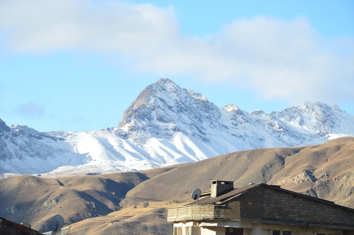 Hakkari\'de Yüksek Kesimlere Kar Yağdı