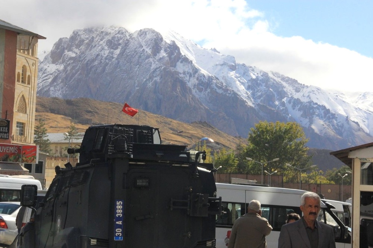 Hakkari Merkezi Çevresine Yılın İlk Karı Yağdı