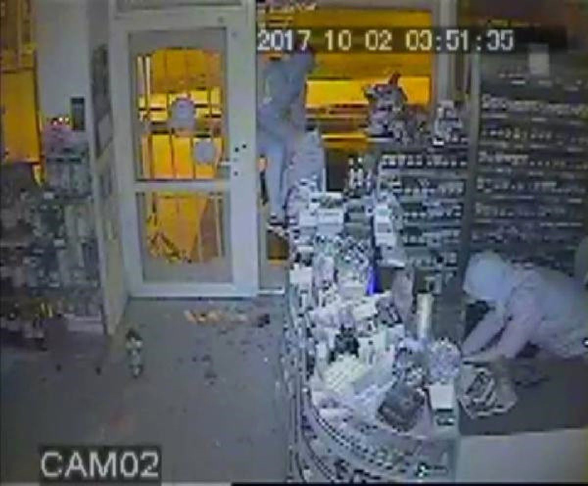 Hırsızlar Çaldıkları Malzemeleri Çuvallara Doldurup Kaçtı