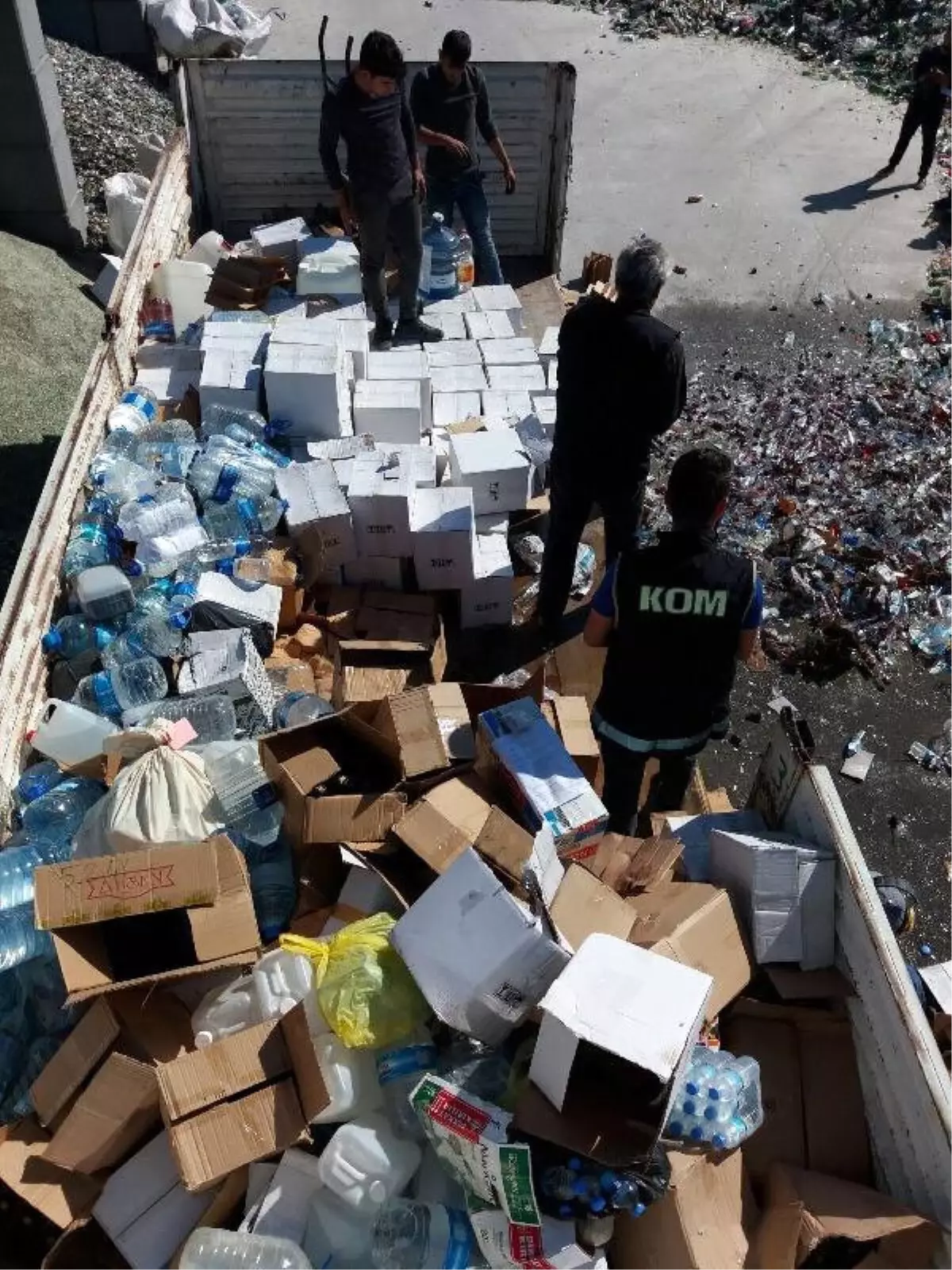 İzmir\'de Binlerce Litre Kaçak İçki İmha Edildi