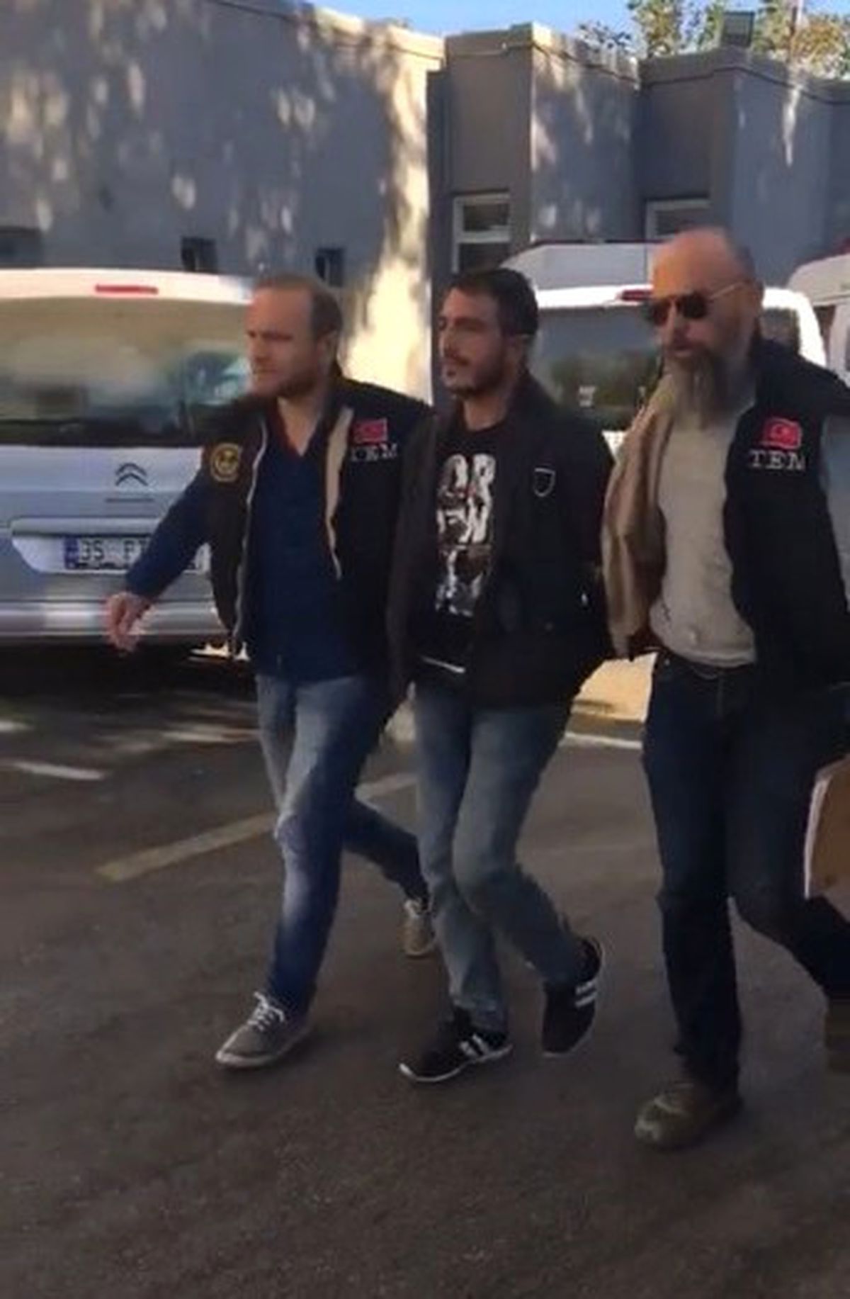 İzmir\'de Terör Operasyonu: 16 Gözaltı